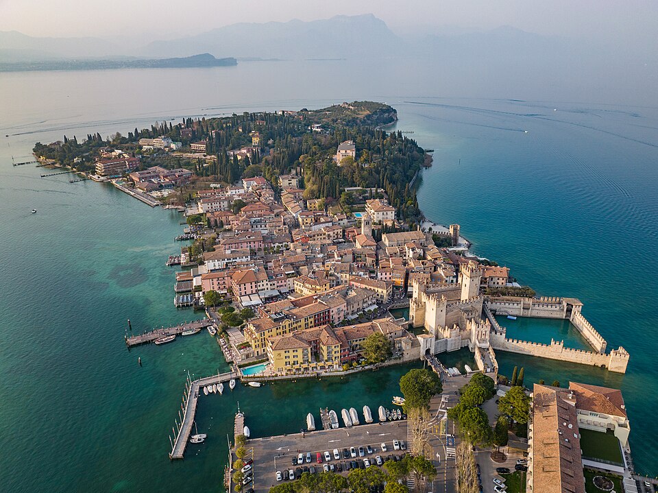 Sirmione a hrad Rocca Scaligera
