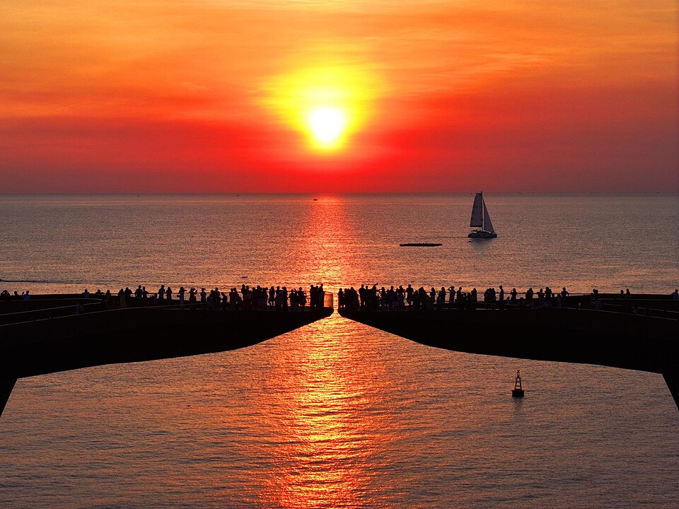 Sunset Town a Most polibků