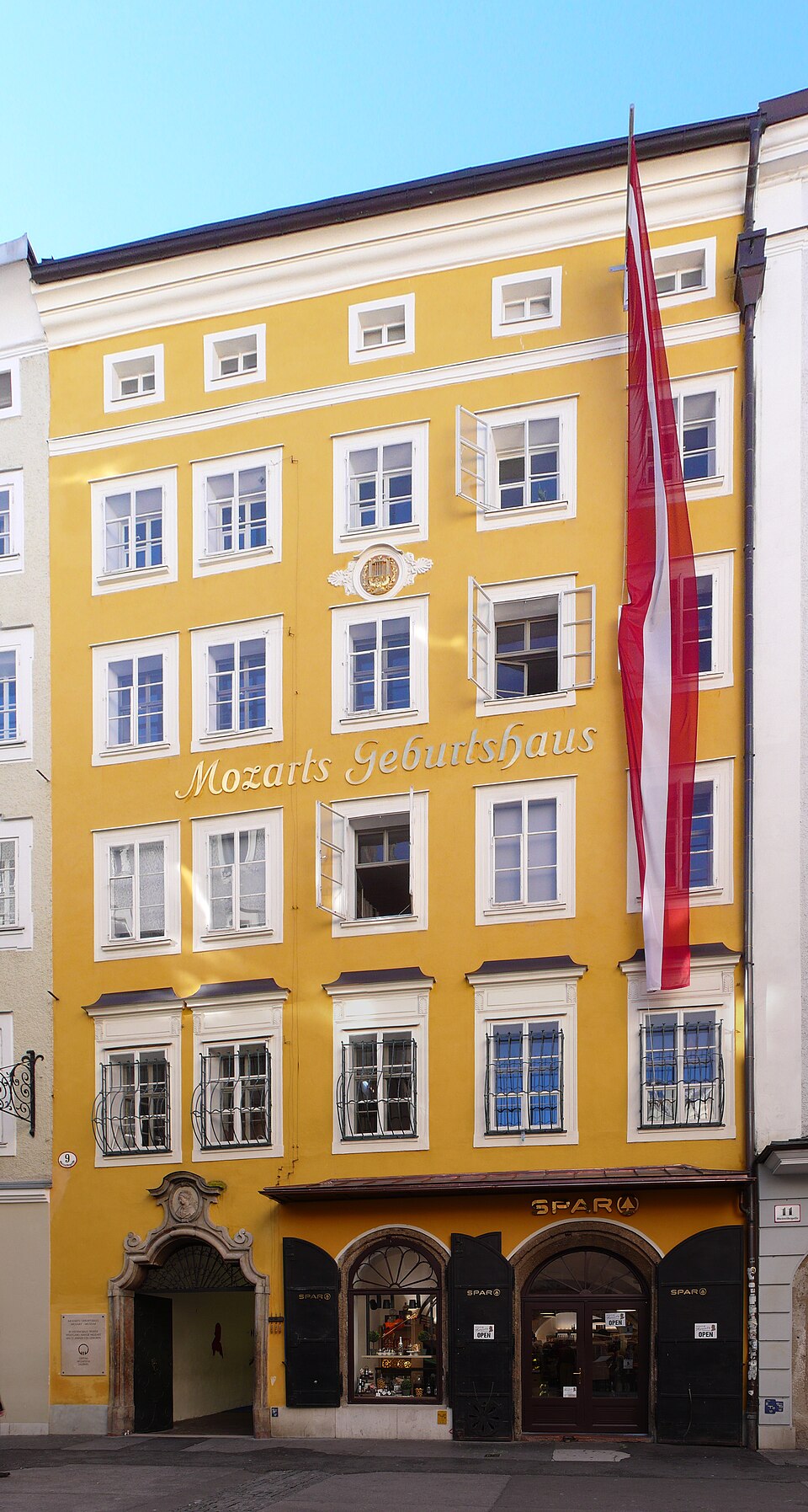 Getreidegasse and Mozart's Birthplace