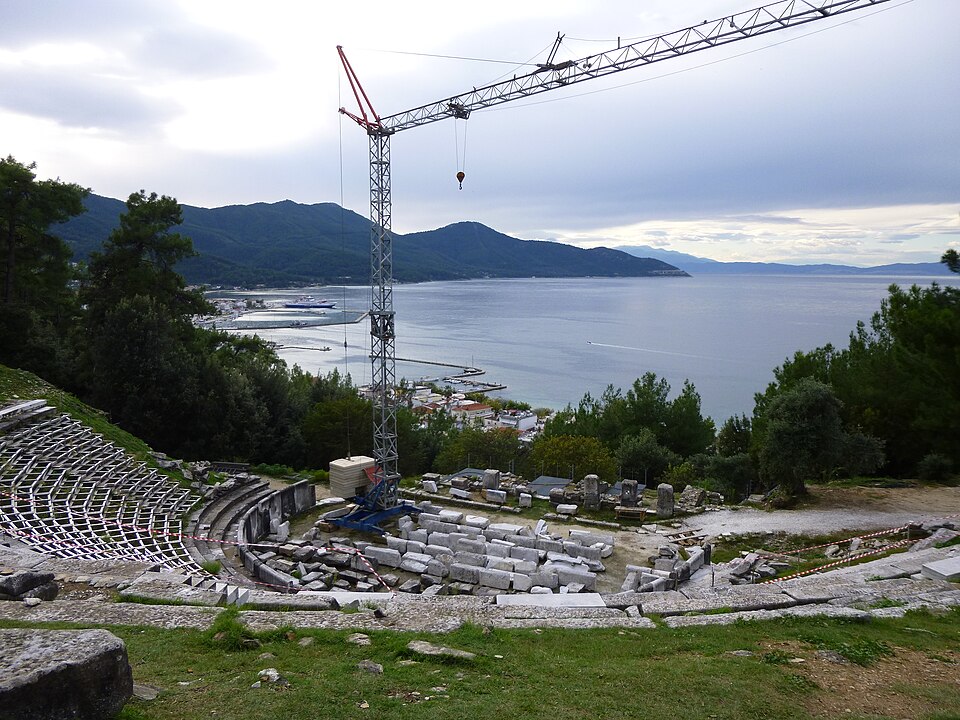 Akropole a antické divadlo