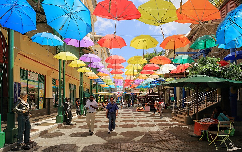 Nábřeží Nea Paralia a Deštníky